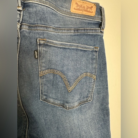 Women's Levi's® Classic Straight-Leg Jeans - Picture 8 of 9
